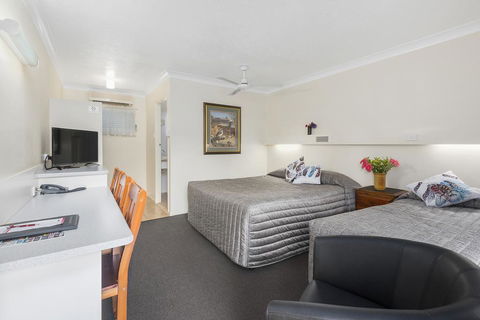 Whiteoaks Motel & Lodges - Petrol Stations 2