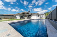 Business in Cannon Valley QLD Renee Renee