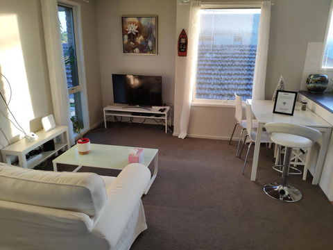 Whole Storey 2 Bedrooms+Kitchen+Living Room In Glen Waverley - Renee 0