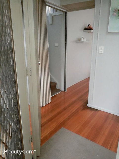 Whole Storey 2 Bedrooms+Kitchen+Living Room In Glen Waverley - Renee 3