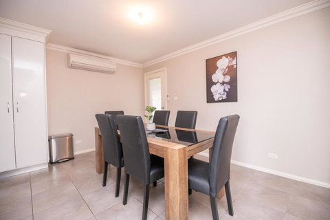 Wonderful Windred Modern, Comfy, Quiet - Swimm 0