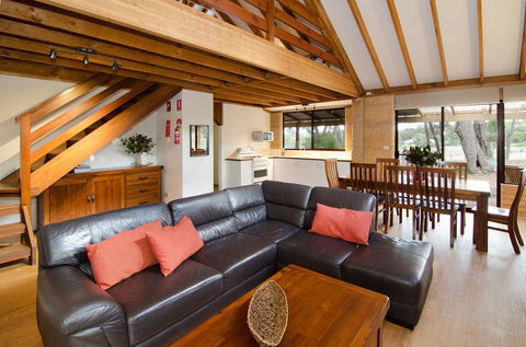Woodstone Kookaburra Cottage - Renee 1