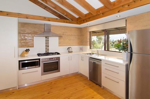 Woodstone Possum Cottage - Renee 1