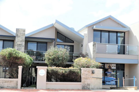 Yallingup Beach Resort - Petrol Stations 1