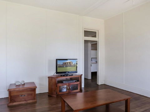 Yamba Pilot Cottage 1 - Pets Welcome - Close To Beach - Renee 1