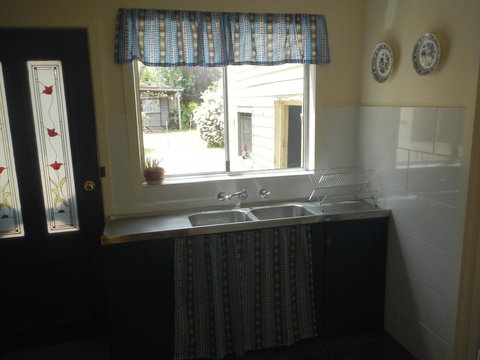 Yarram Cottage: Art And Accommodation - Renee 2