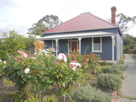 Yarram Cottage: Art And Accommodation - Renee 0