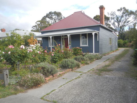Yarram Cottage: Art And Accommodation - Renee 1