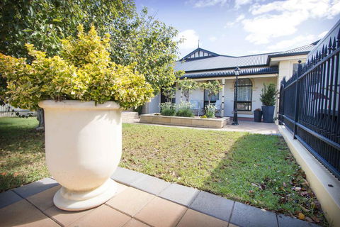 Yellow Rose Cottage - Petrol Stations 1