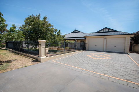Yellow Rose Cottage - Petrol Stations 0