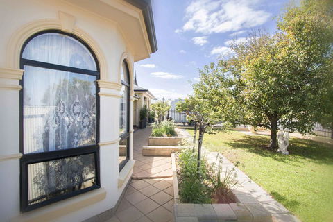 Yellow Rose Cottage - Petrol Stations 2