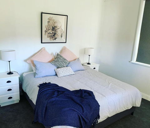 Yellow Door House Adelong - Renee 2