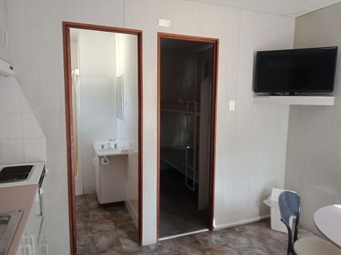 Young Caravan Park - Swimm 1