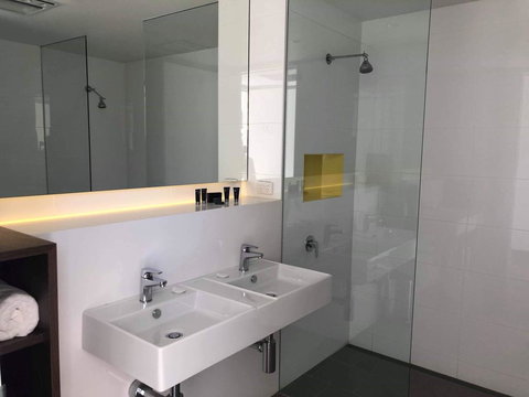 Young Federation Motor Inn - Renee 1