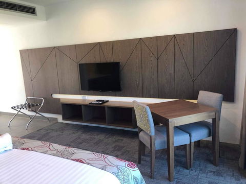 Young Federation Motor Inn - Swimm 2