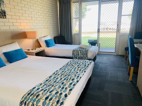 Zorba Waterfront Motel - Qld Realsetate 2