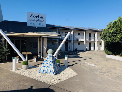 Zorba Waterfront Motel - Qld Realsetate 0