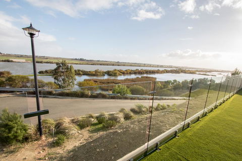 Serenity And Sweeping Murray River Views - Petrol Stations 0