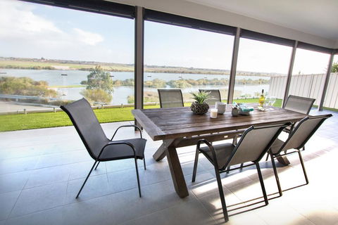 Serenity And Sweeping Murray River Views - Petrol Stations 1