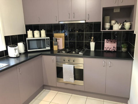 Haven Family& Dog Freindly , Close To Hospital, Airport, Bunnings - Renee 2