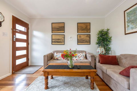 Spacious Bungalow5min Walk To Station5min To Box HillWiFiParking - Internet Find 0