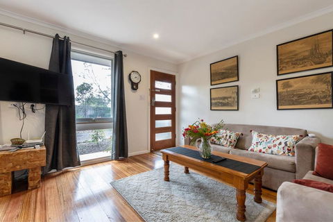 Spacious Bungalow5min Walk To Station5min To Box HillWiFiParking - Internet Find 1