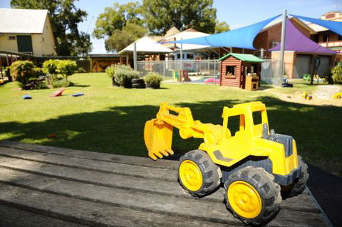 New School Of Arts Neighbourhood House Inc. Neighbourhood Centre, Childcare & OOSH Services - Petrol Stations 3
