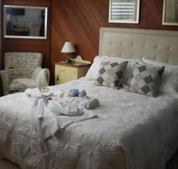 Rooftops Bed  Breakfast - Renee