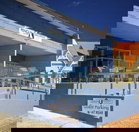 Penguin Beachfront Apartments - Swimm