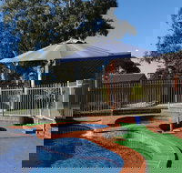 Golden Reef Motor Inn - Renee