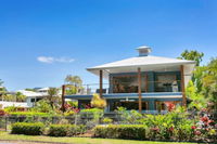 Reeflections Beachfront Holiday House