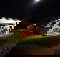 Jacaranda Motel  Holiday Units - Internet Find