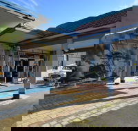 Ship Inn Motel - Renee
