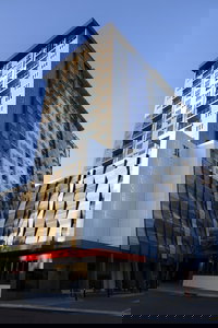 H on Mitchell Apartment Hotel