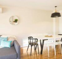 New Designer Home  Parking  Close to Airport - Renee