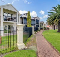 Port Adelaide Harbourside Home - Petrol Stations