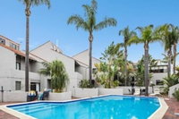 Como Mezzanine Retreat