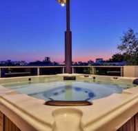 Darwin City Lights Jacuzzi - Renee