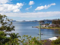 Iluka 46 Soldiers Point Rd Stunning Air Conditioned house with WIFI  Water Views