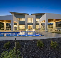 Luxury Canal Front Holiday House Raptor Pde Banksia Beach - Internet Find