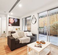 Iris Apartments by Ready Set Host - Renee