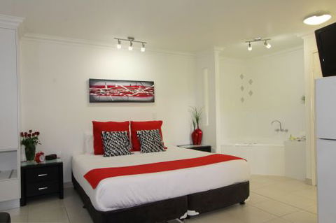 Charm City Motel - Renee 0