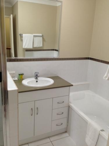 Capblue Apartments Yeppoon - Internet Find 2
