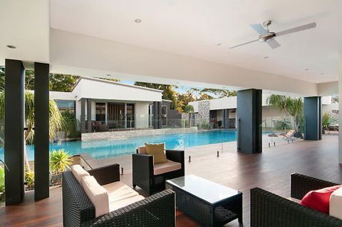 Dezigner Finishes Professional Painting & Decorating - Swimm 2