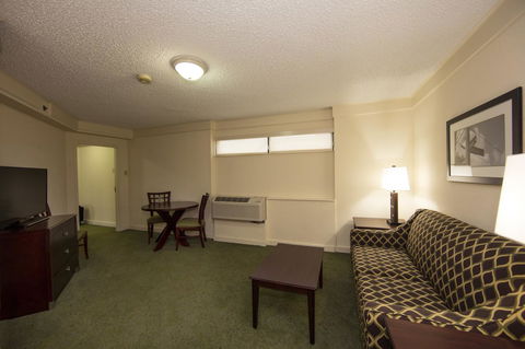 Holiday Inn Athens - University Area - Renee 21