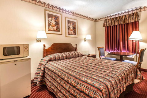 Econo Lodge Helen - Swimm 27