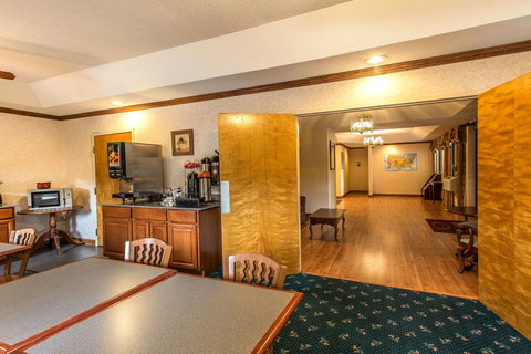 Econo Lodge Helen - Swimm 13