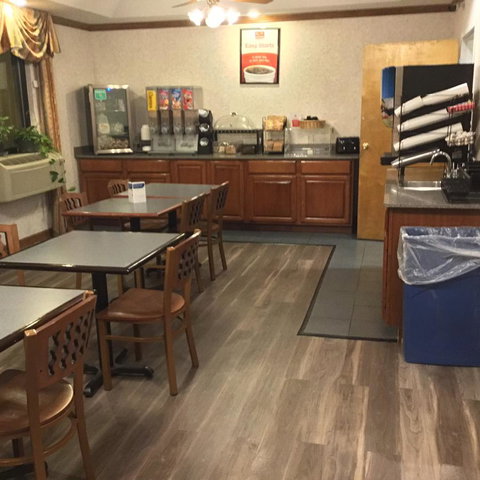 Econo Lodge Helen - Swimm 2