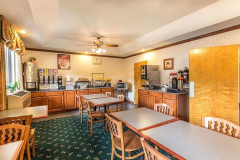 Econo Lodge Helen - Swimm 6