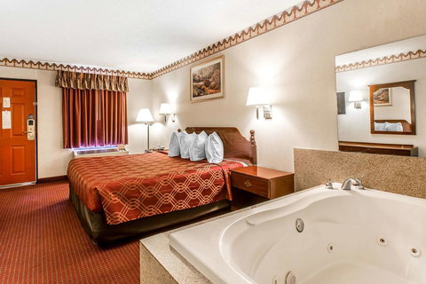 Econo Lodge Helen - Swimm 19